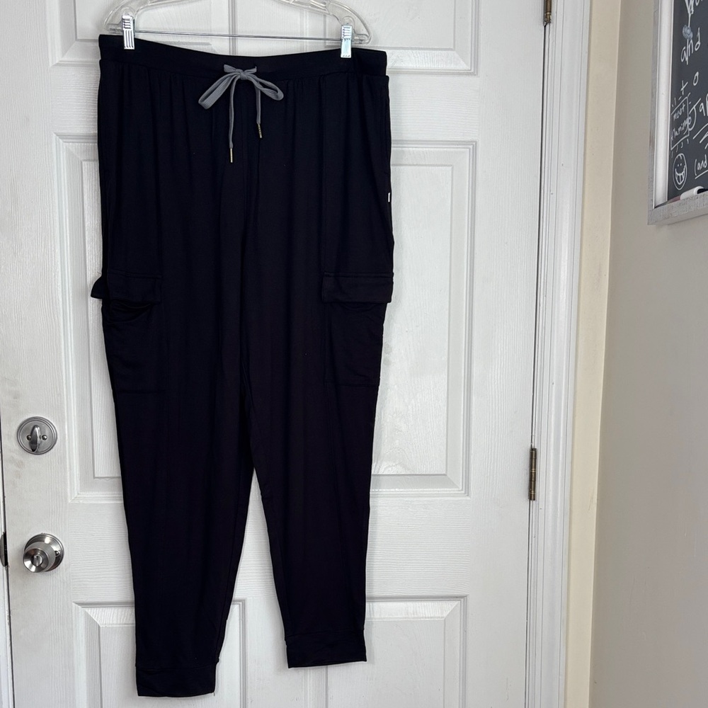 KOOLABURRA by UGG Black cargo joggers size 1X lightweight soft elastic waistband